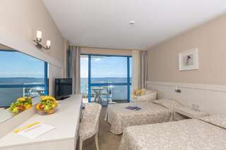 Отель PrimaSol Sineva Beach Hotel - Все включено Свети-Влас Двухместный номер с 1 кроватью или 2 отдельными кроватями и балконом, вид на море (для 2 взрослых и 1 ребенка)-1